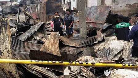Investigasi, Tim Labfor Polda Jatim di TKP Kebakaran Pasar Tanah Merah