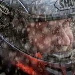 4 Cara Mudah Atasi Kaca Helm Berembun Saat Hujan