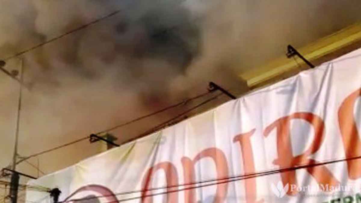 Lantai Dua Swalayan Adirasa di Sumenep Terbakar