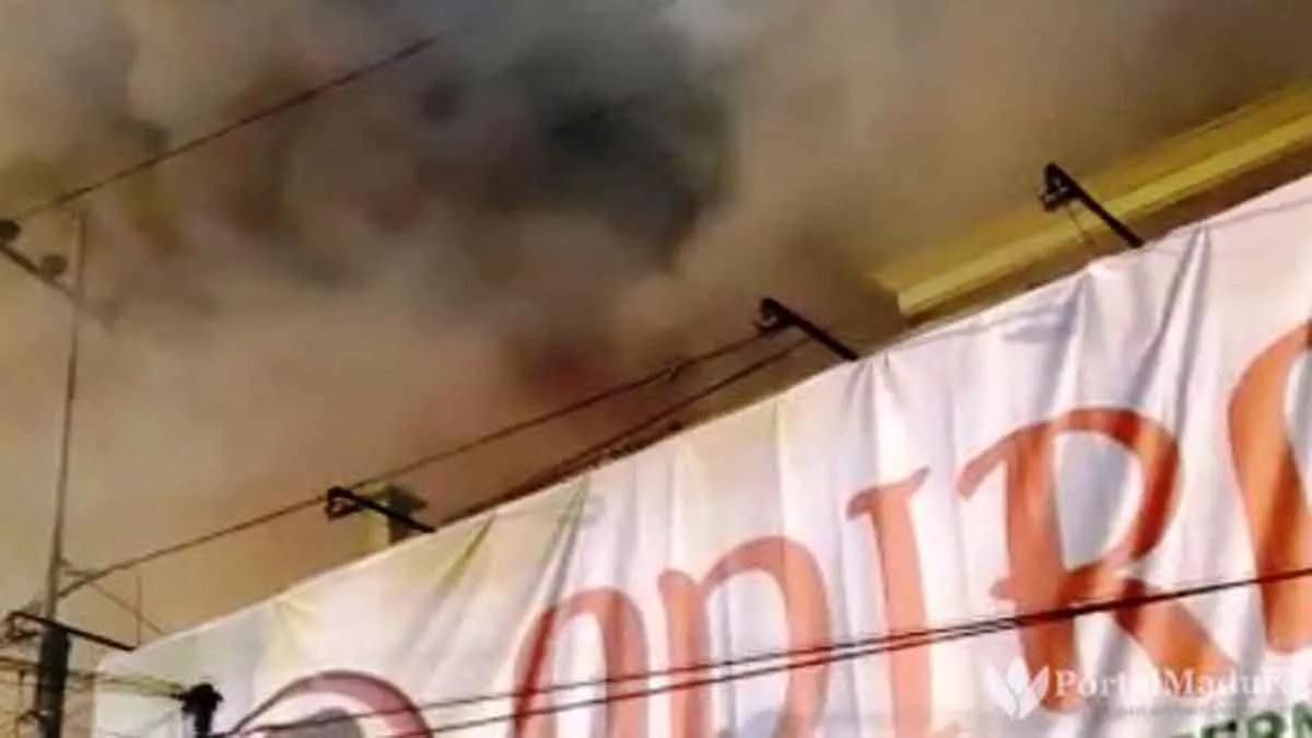 Lantai Dua Swalayan Adirasa di Sumenep Terbakar