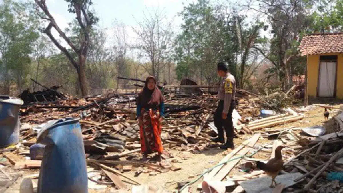 Rumah Ibu Paruh Baya Ludes Terbakar di Sampang