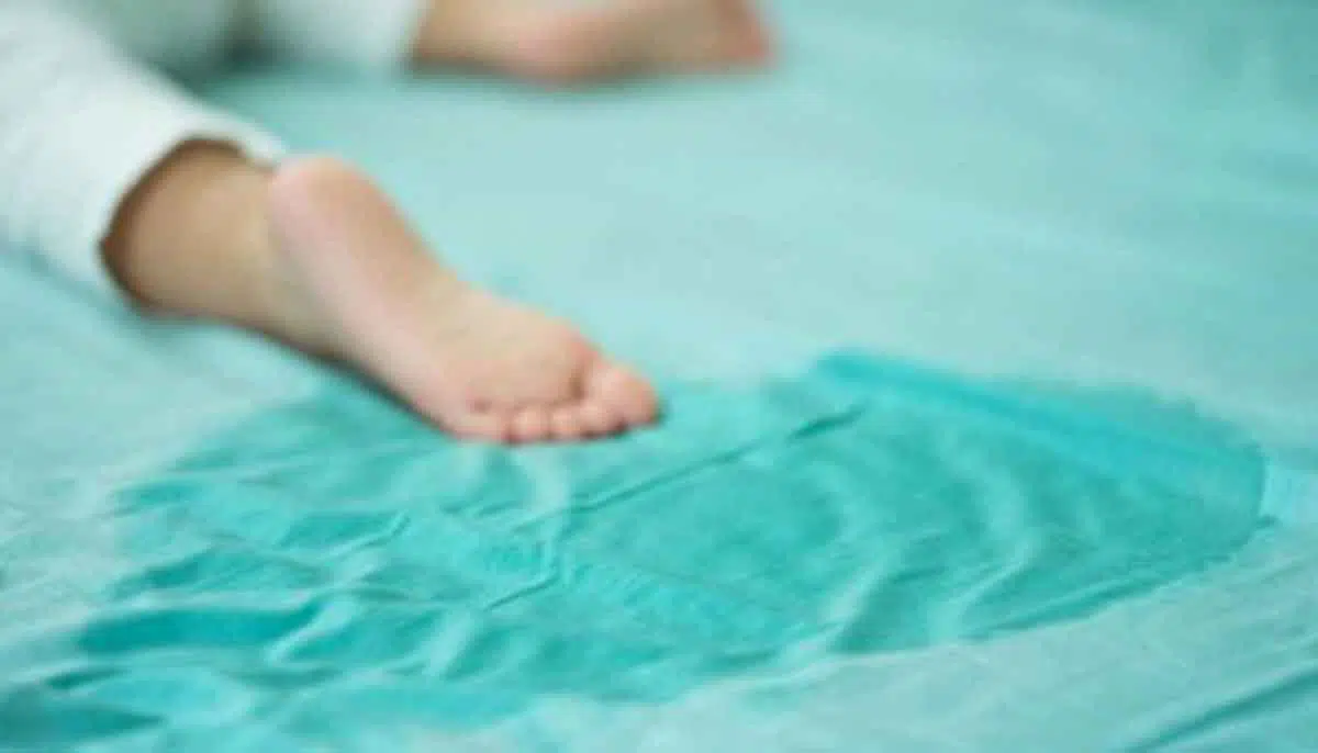 Kenali Penyebab Si Kecil Suka Ngompol Ketika Tidur