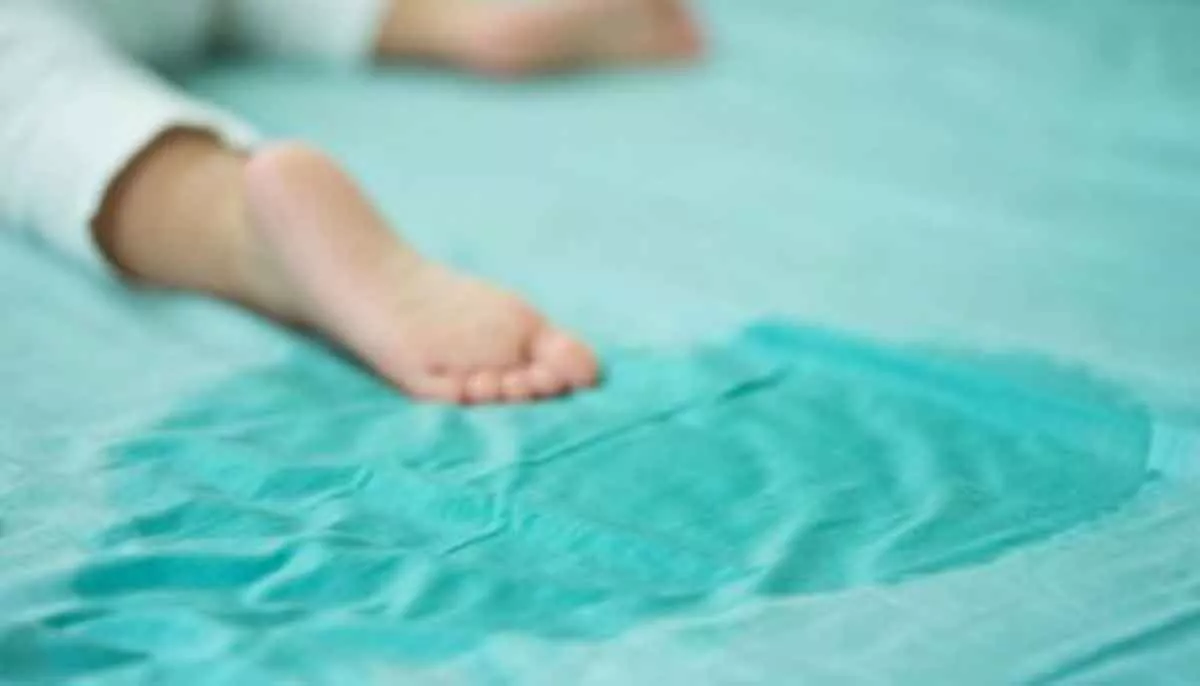 Kenali Penyebab Si Kecil Suka Ngompol Ketika Tidur