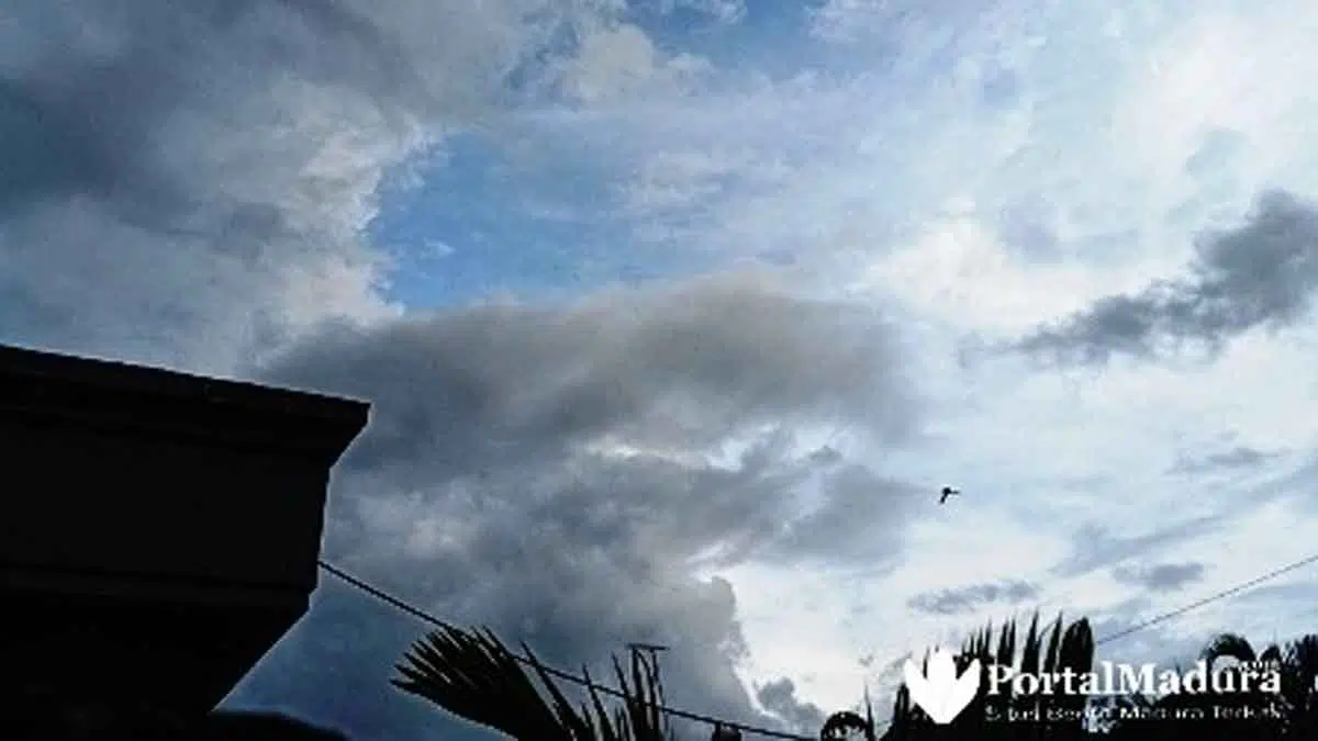 Suara Geluduk, Langit Mendung dan Gerimis Warnai Kota Sumenep