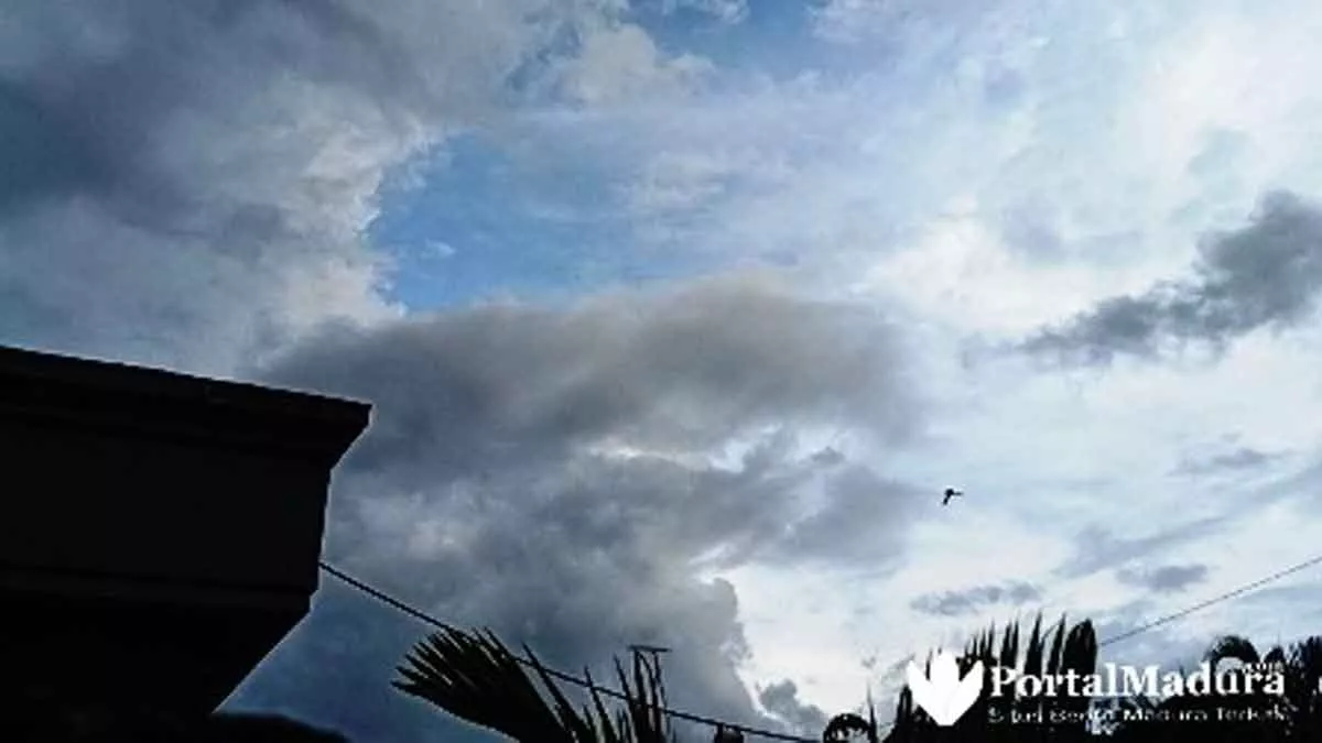 Suara Geluduk, Langit Mendung dan Gerimis Warnai Kota Sumenep