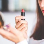 Pakai Lipstik Setiap Hari Bikin Bibir Gelap, Benarkah?