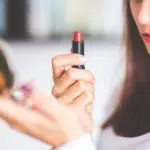 Pakai Lipstik Setiap Hari Bikin Bibir Gelap, Benarkah?