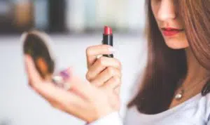 Pakai Lipstik Setiap Hari Bikin Bibir Gelap, Benarkah