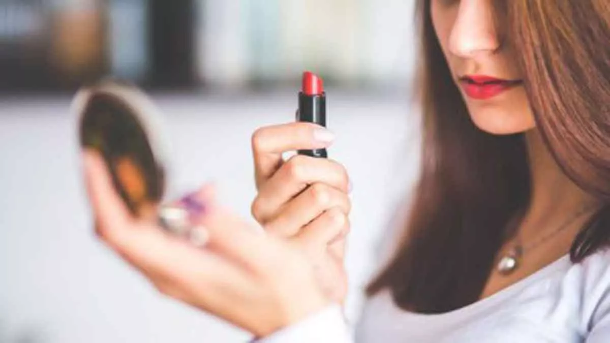 Pakai Lipstik Setiap Hari Bikin Bibir Gelap, Benarkah?
