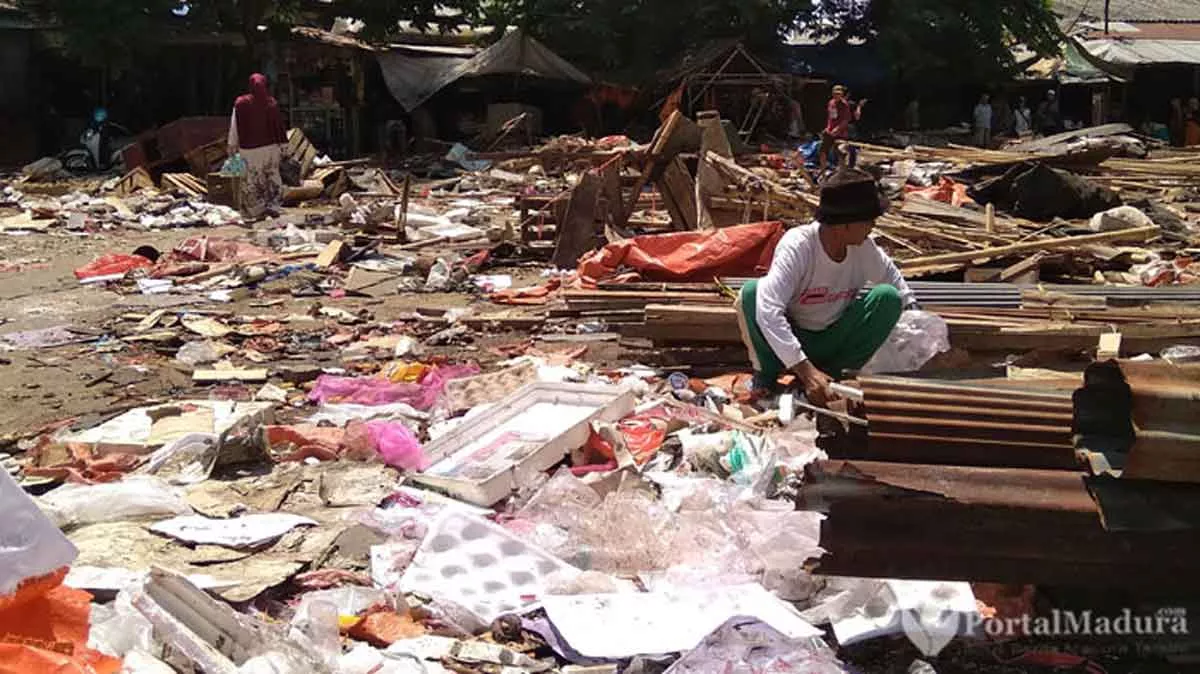 Puluhan Lapak di Bundaran Pasar Anom Sumenep Digusur