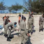 Pantai Camplong Sampang Kumuh, Petugas Gabungan Bongkar Lapak PKL