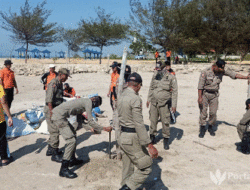 Pantai Camplong Sampang Kumuh, Petugas Gabungan Bongkar Lapak PKL