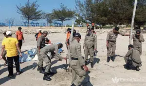 Pantai Camplong Sampang Kumuh, Petugas Gabungan Bongkar Lapak PKL
