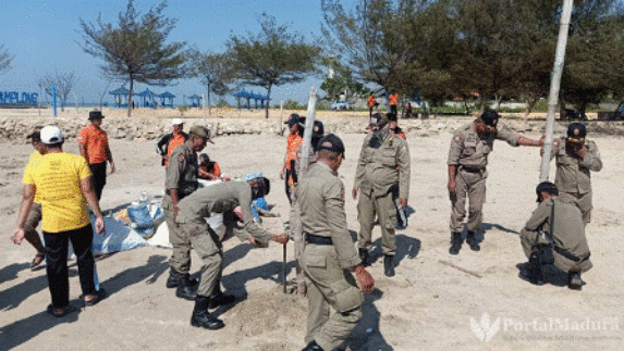 Pantai Camplong Sampang Kumuh, Petugas Gabungan Bongkar Lapak PKL