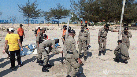 Pantai Camplong Sampang Kumuh, Petugas Gabungan Bongkar Lapak PKL