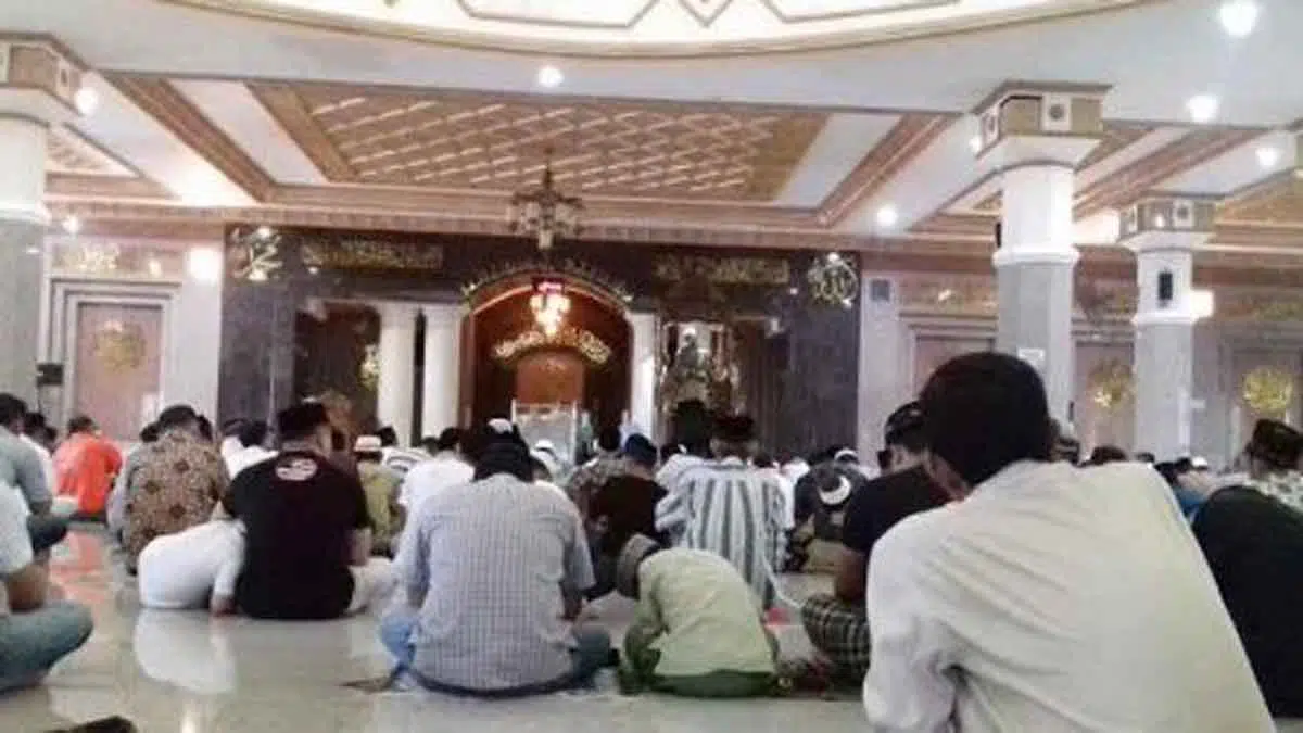 Pria, Ini Hukum Tidur Ketika Khotbah Jumat