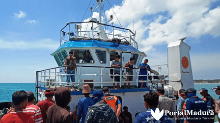 kapal nelayan lamongan hancur ditabrak kapal kontainer di pulau masalembu portalmadura com kapal nelayan lamongan hancur ditabrak