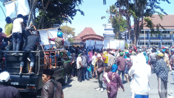 Tahapan Pilkades Tetap Jalan, Pemkab Sampang Tolak Tuntutan Massa Cakades Gugur