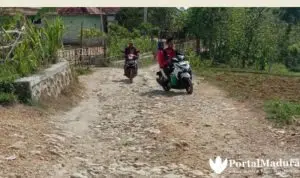 Jalan Desa Rusak Hambat Aktivitas Ekonomi Warga