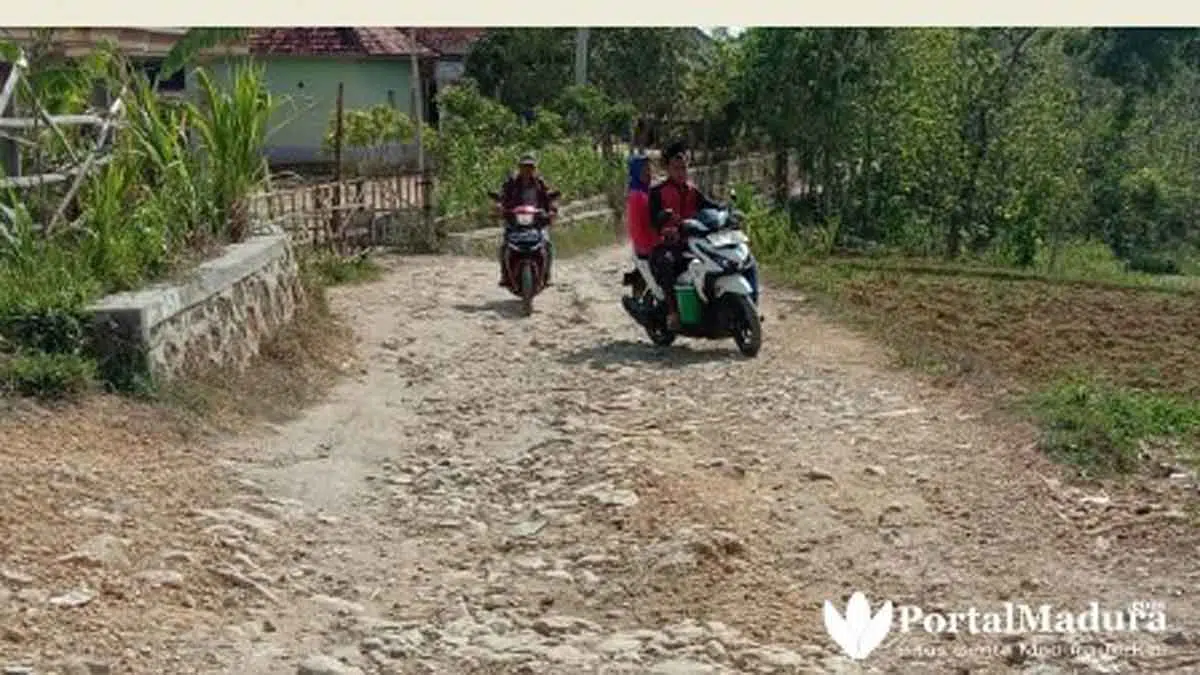 Jalan Desa Rusak Hambat Aktivitas Ekonomi Warga