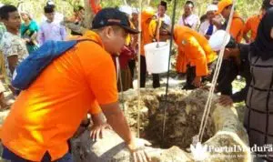 Ajaib! Nekat Lompat Sumur Kedalaman 20 Meter, Pemuda Sampang Selamat