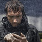 Lindungi Ponsel Anda saat Musim Hujan dengan 6 Tips Ini
