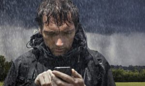 Lindungi Ponsel Anda saat Musim Hujan dengan 6 Tips Ini