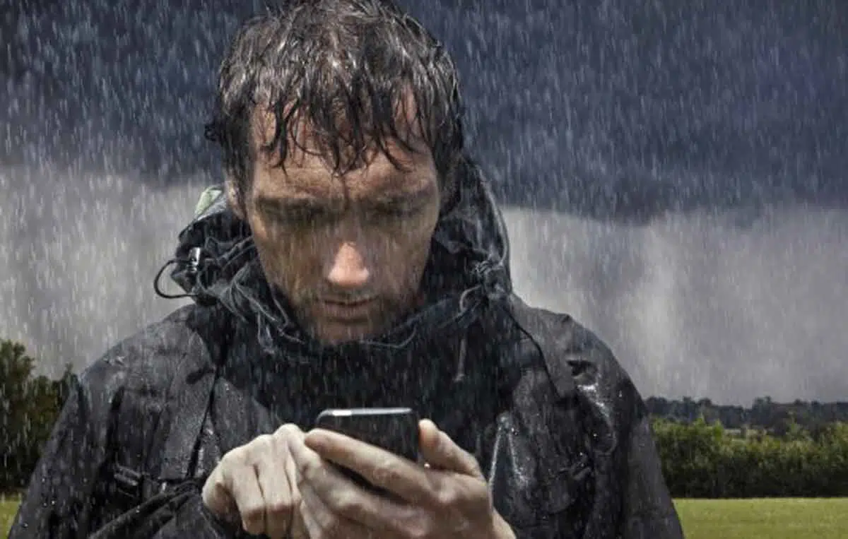 Lindungi Ponsel Anda saat Musim Hujan dengan 6 Tips Ini