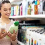 3 Cara Pilih Sampo yang Benar untuk Rambut Kering
