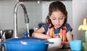 4 Cara Efektif Didik Si Kecil Agar Tak Manja