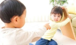 5 Cara Atasi Balita yang Berperilaku Posesif