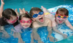Ikuti 3 Cara Ini Agar Si Kecil Tak Takut Berenang