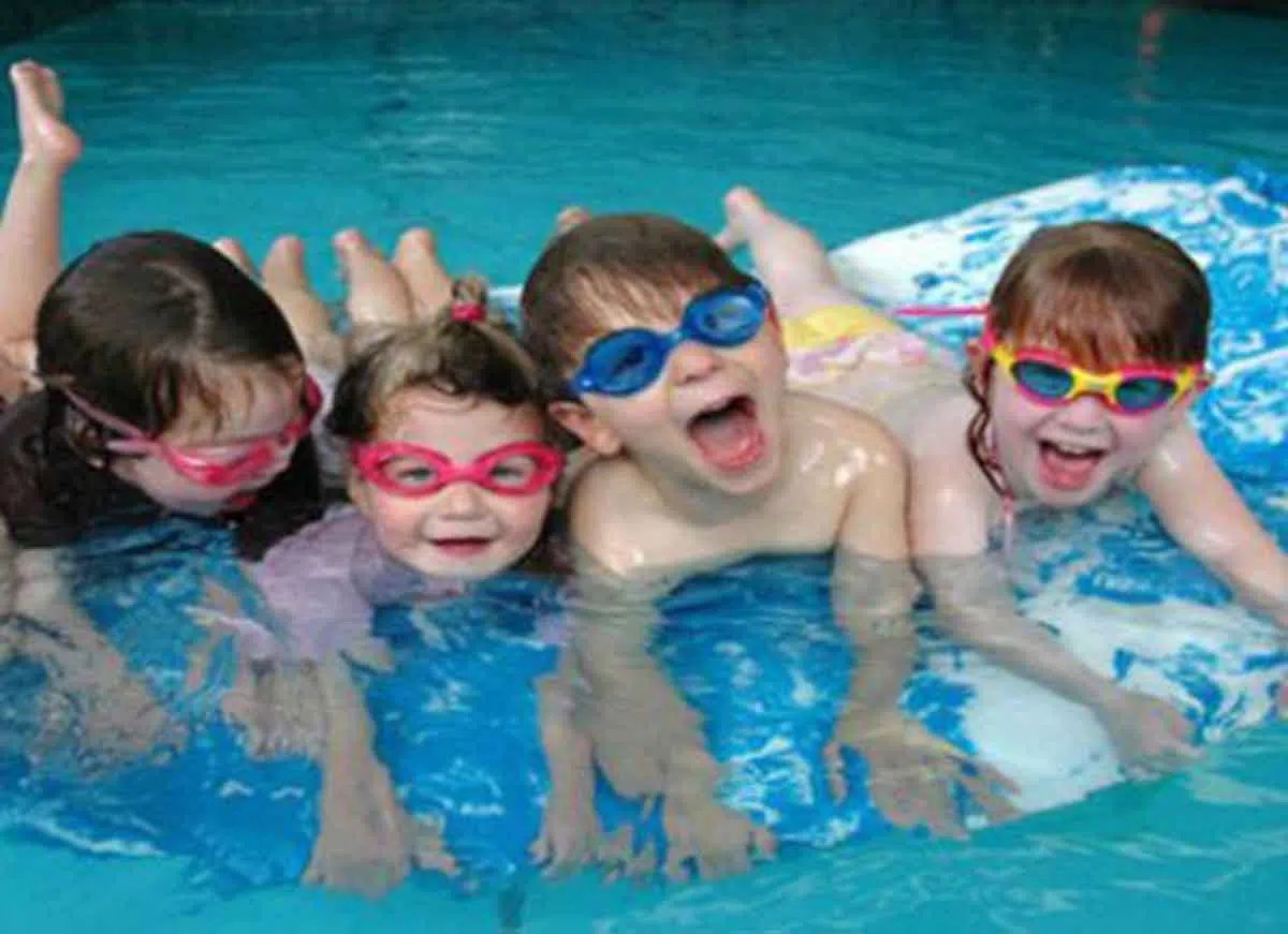 Ikuti 3 Cara Ini Agar Si Kecil Tak Takut Berenang