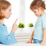 Sering Marahi Anak di Tempat Umum? Ini 5 Dampaknya