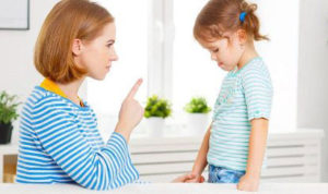 Sering Marahi Anak di Tempat Umum? Ini 5 Dampaknya