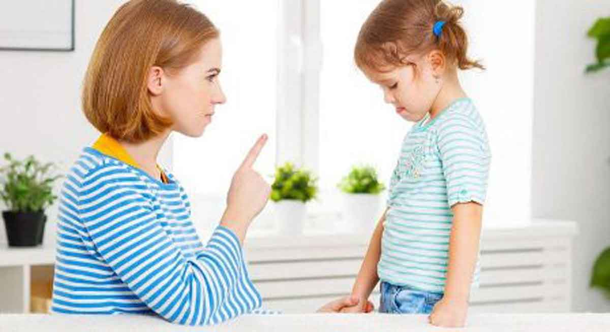 Sering Marahi Anak di Tempat Umum? Ini 5 Dampaknya