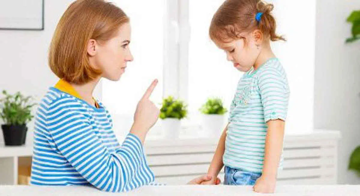 Sering Marahi Anak di Tempat Umum? Ini 5 Dampaknya