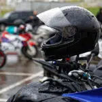 Cara Keringkan Helm Usai Kena Hujan, Jangan Sembarangan!
