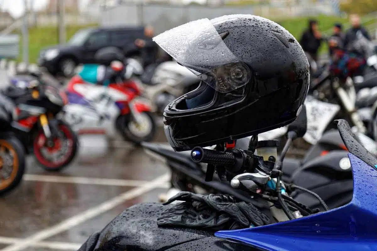 Cara Keringkan Helm Usai Kena Hujan, Jangan Sembarangan!