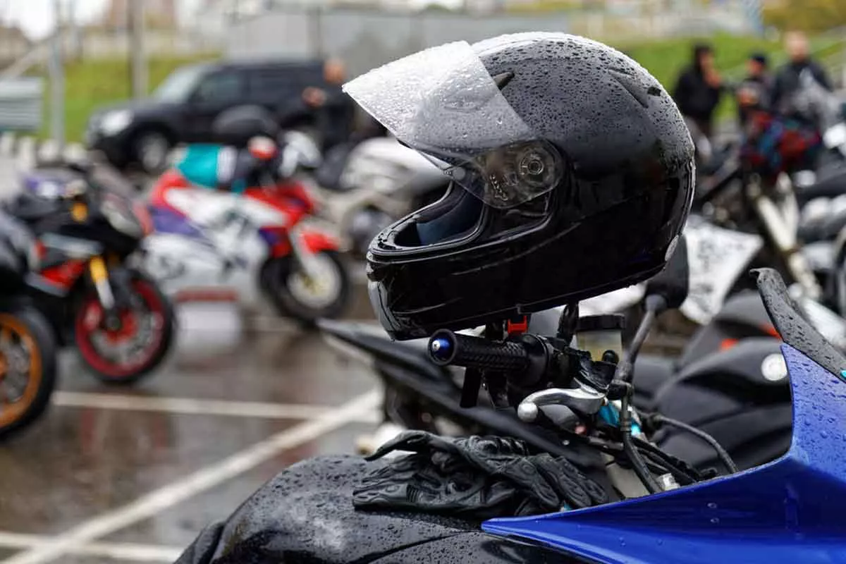 Cara Keringkan Helm Usai Kena Hujan, Jangan Sembarangan!