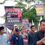 Bawa BH dan CD Wanita, Warnai Aksi Aktivis ke Polres Sampang