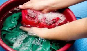Hilangkan Jamur pada Pakaian dengan 5 Cara Alami Ini