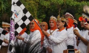 Ibu Negara Bersama Masyarakat Jalan Santai di GBK