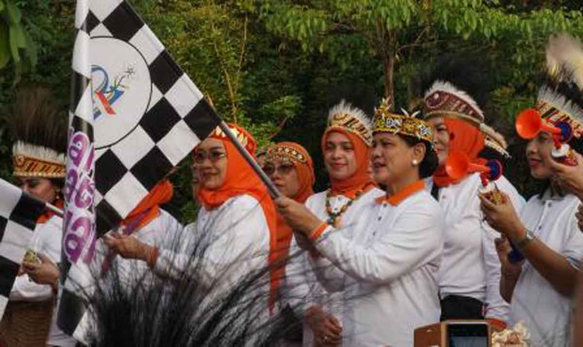 Ibu Negara Bersama Masyarakat Jalan Santai di GBK