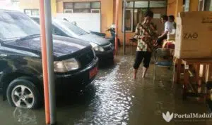 Kantor KPU Pamekasan Banjir, Dokumen Pemilu Terendam