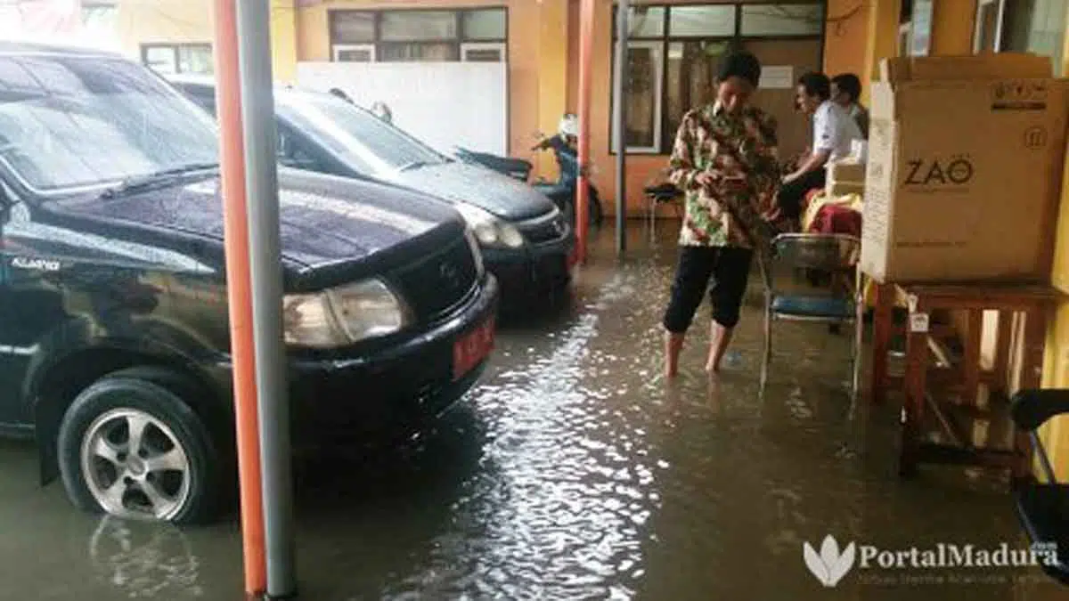 Kantor KPU Pamekasan Banjir, Dokumen Pemilu Terendam