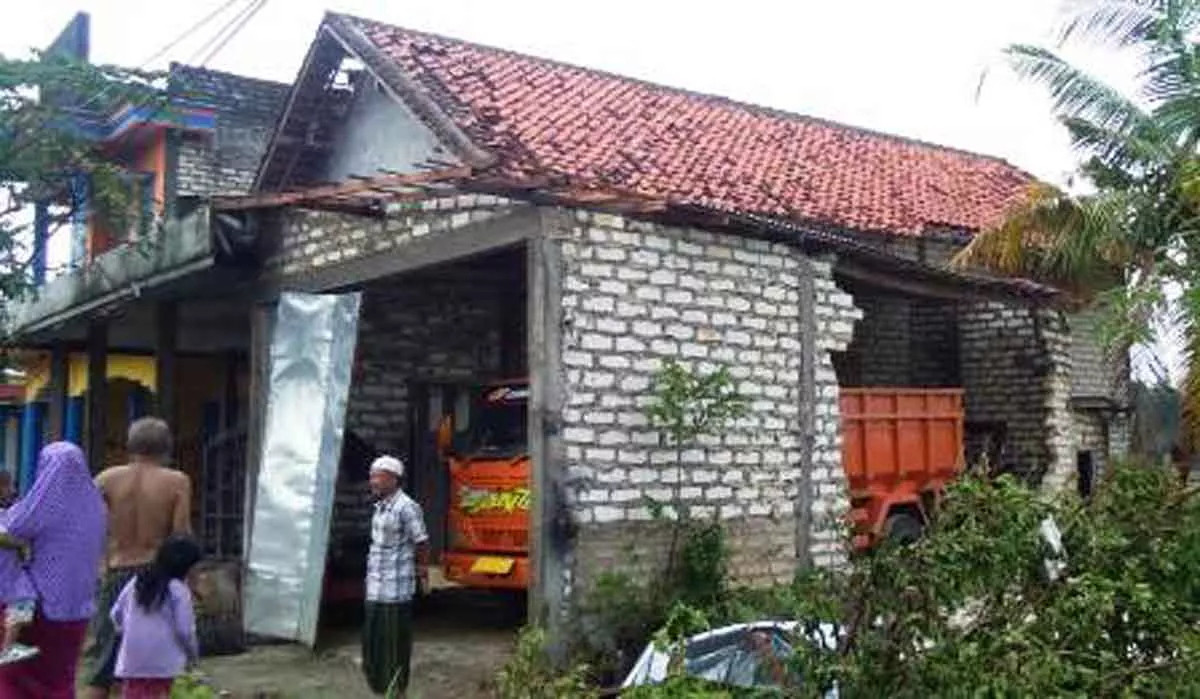 19 Bangunan Rusak, Puting Beliung Landa Dua Kecamatan di Sampang