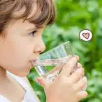 Lakukan 5 Cara Ini Agar Anak Suka Minum Air Putih