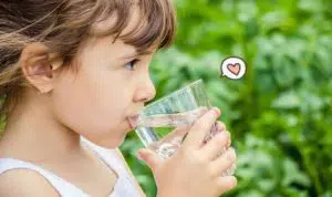 Lakukan 5 Cara Ini Agar Anak Suka Minum Air Putih