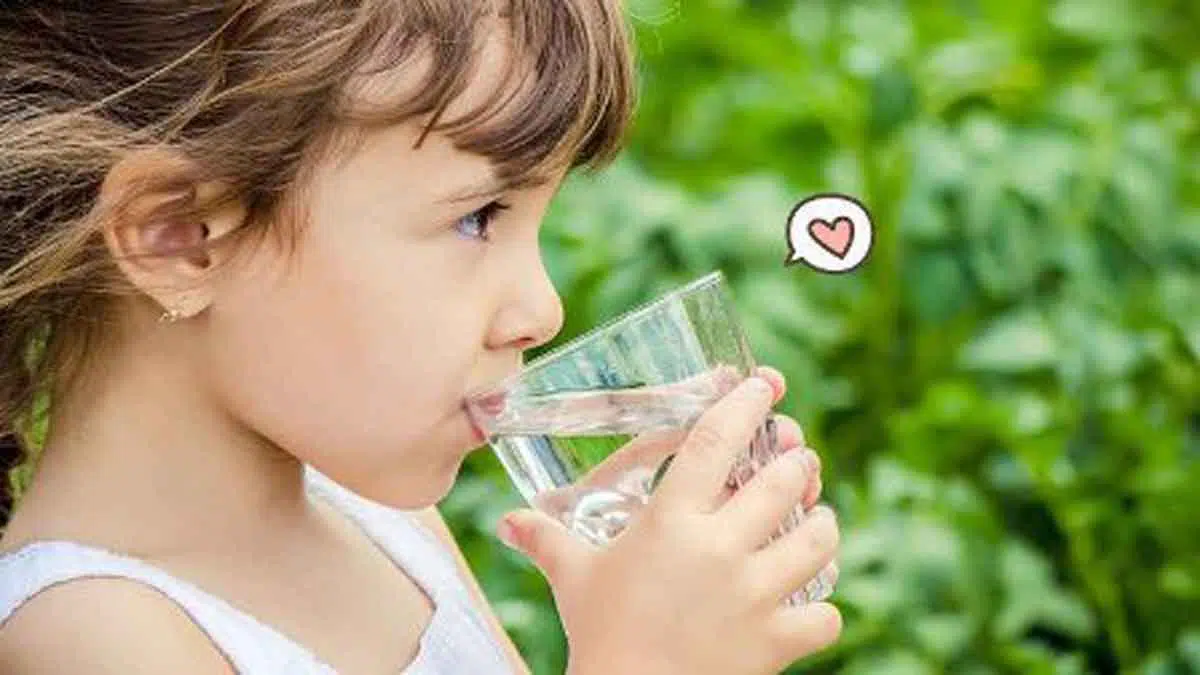 Lakukan 5 Cara Ini Agar Anak Suka Minum Air Putih